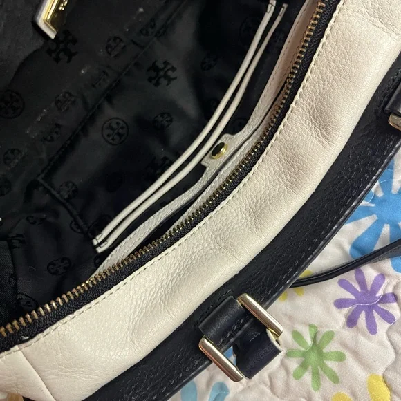 👜 😍ToryBurch black and white Leather satchel